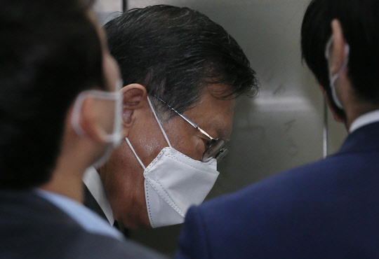 '계열사 부당지원' 의혹을 받는 박삼구 전 금호아시아나그룹 회장이 12일 오전 서초구 서울중앙지법에 열린 영장실질심사에 출석하고 있다. 연합뉴스